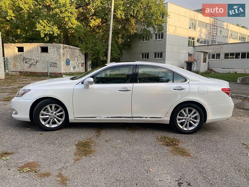 Седан Lexus ES 2012 в Южном