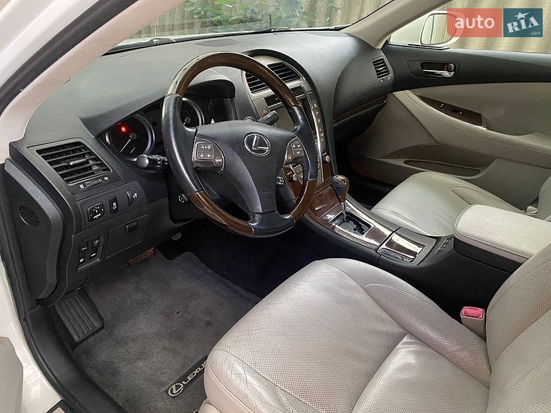 Седан Lexus ES 2012 в Южном
