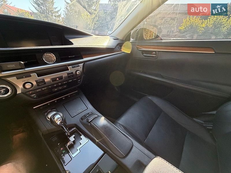Седан Lexus ES 2012 в Умани