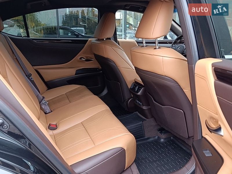 Седан Lexus ES 2020 в Киеве