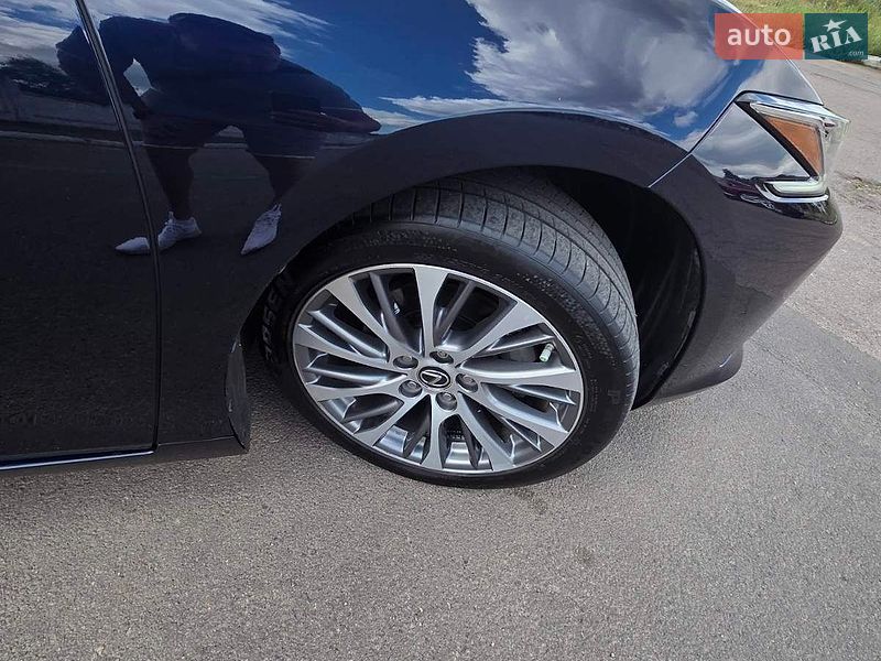 Седан Lexus ES 2019 в Прилуках
