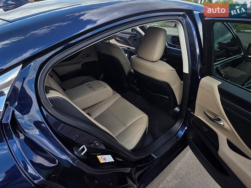 Седан Lexus ES 2019 в Прилуках