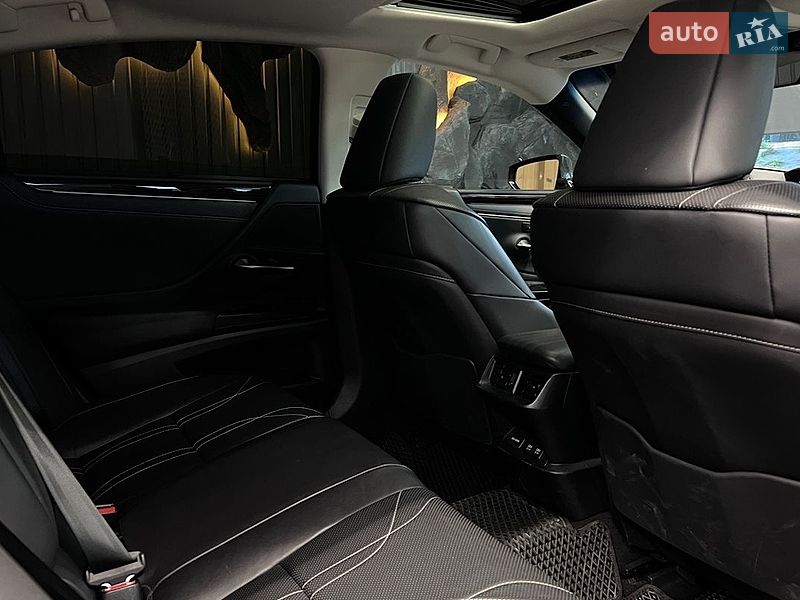 Седан Lexus ES 2019 в Львове