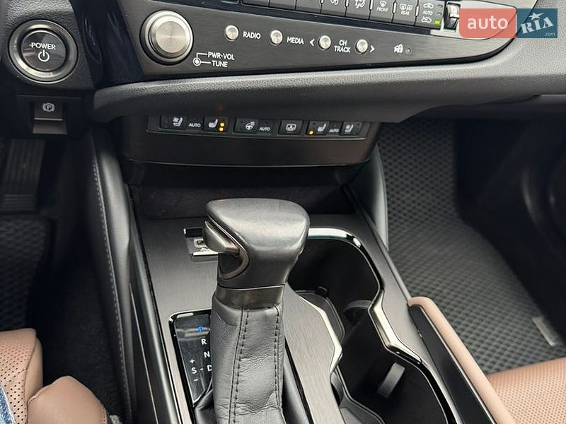 Седан Lexus ES 2024 в Черновцах