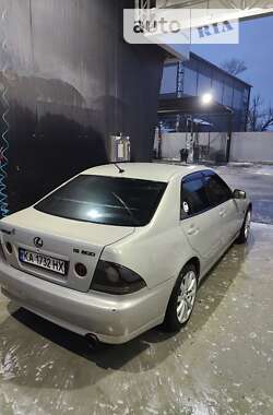 Седан Lexus IS 2000 в 