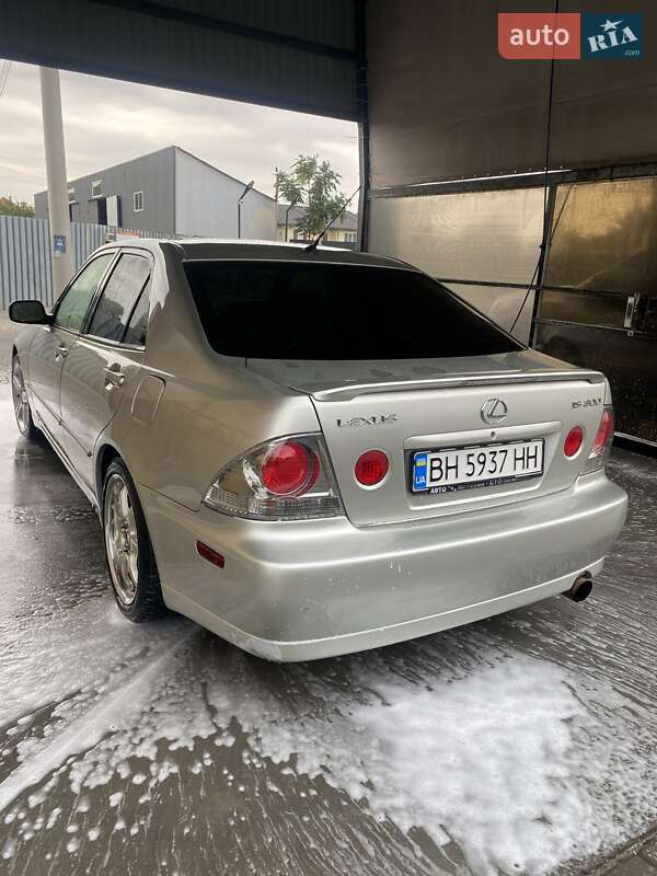 Седан Lexus IS 2002 в Фонтанке