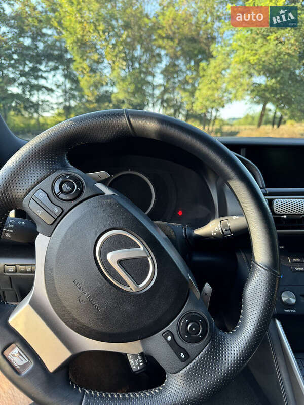 Седан Lexus IS 2015 в Лубнах