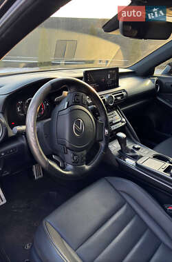 Седан Lexus IS 2021 в 