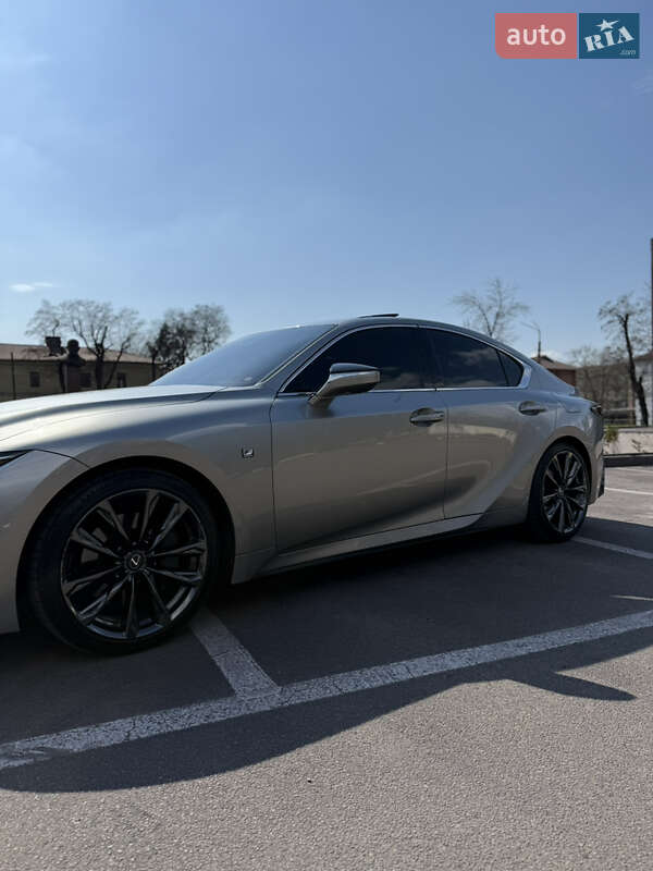 Седан Lexus IS 2023 в Дніпрі фото 5 Седан Lexus IS 2023 в Дніпрі