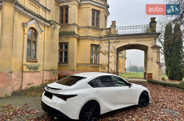 Седан Lexus IS 2022 в 