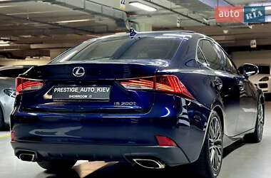 Седан Lexus IS 2017 в 