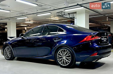 Седан Lexus IS 2017 в 