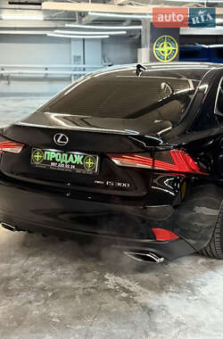 Седан Lexus IS 2016 в 