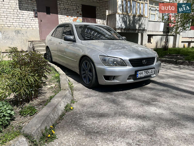 Седан Lexus IS 1999 в 