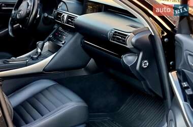Седан Lexus IS 2017 в 