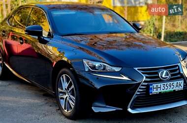 Седан Lexus IS 2017 в 