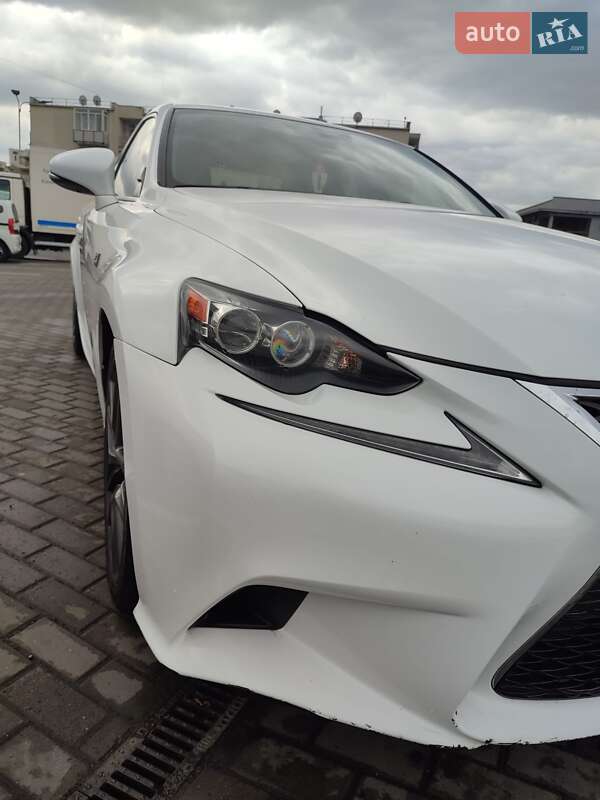 Седан Lexus IS 2016 в Ужгороде