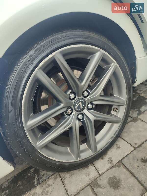 Седан Lexus IS 2016 в Ужгороде