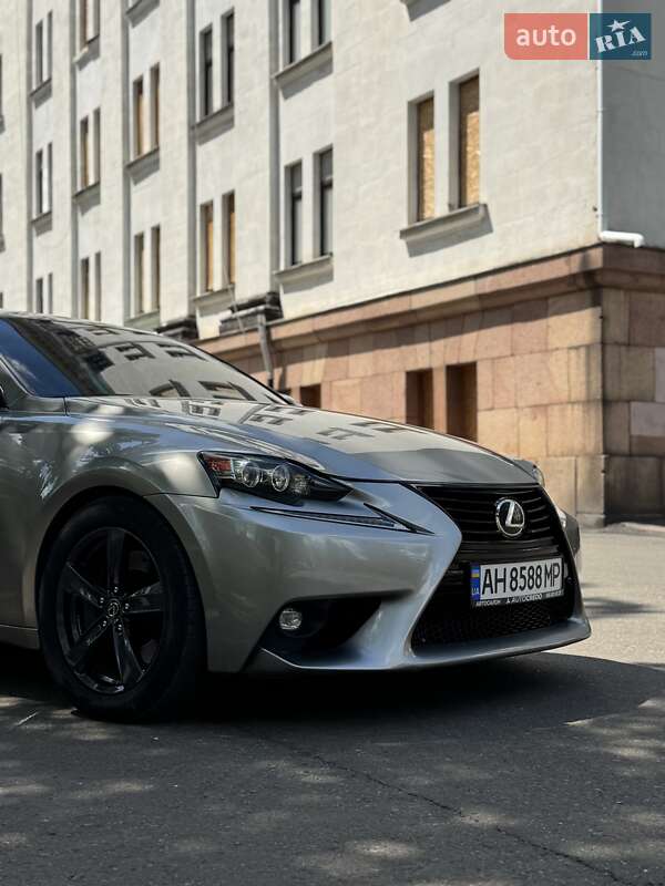 Седан Lexus IS 2015 в Краматорске