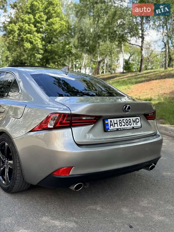 Седан Lexus IS 2015 в Краматорске