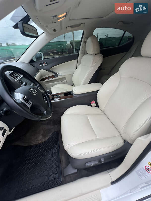 Седан Lexus IS 2012 в Дубно