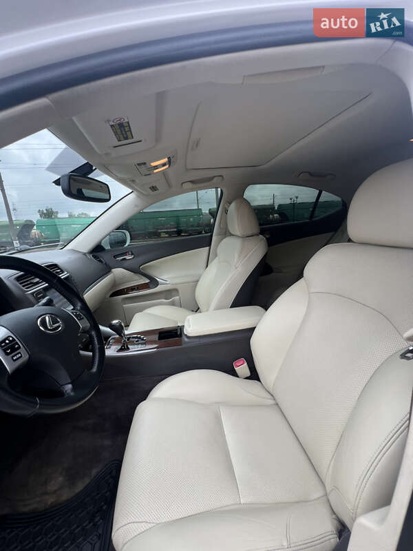 Седан Lexus IS 2012 в Дубно