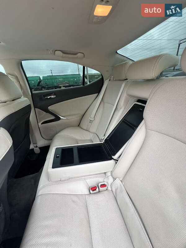 Седан Lexus IS 2012 в Дубно