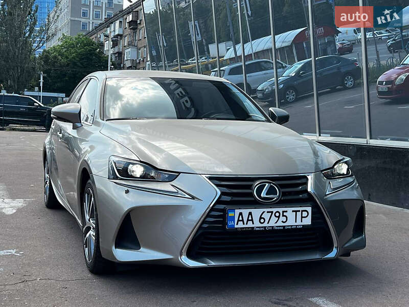 Седан Lexus IS 2017 в 