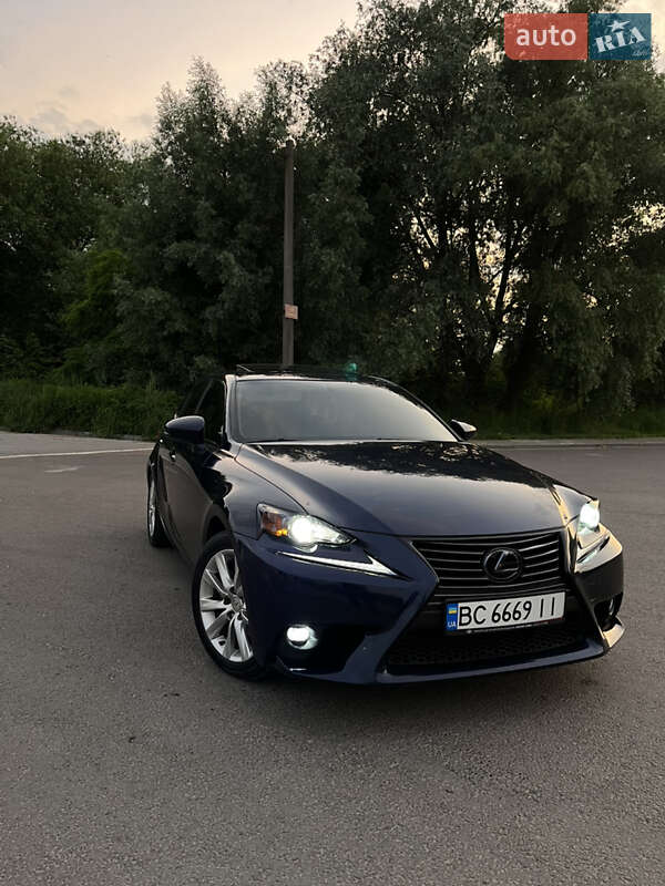 Седан Lexus IS 2015 в 