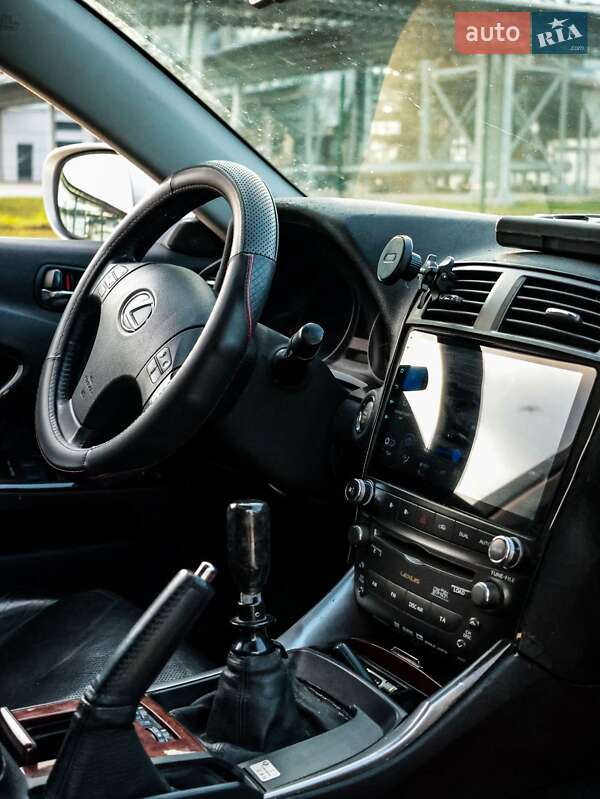 Седан Lexus IS 2005 в Коростене