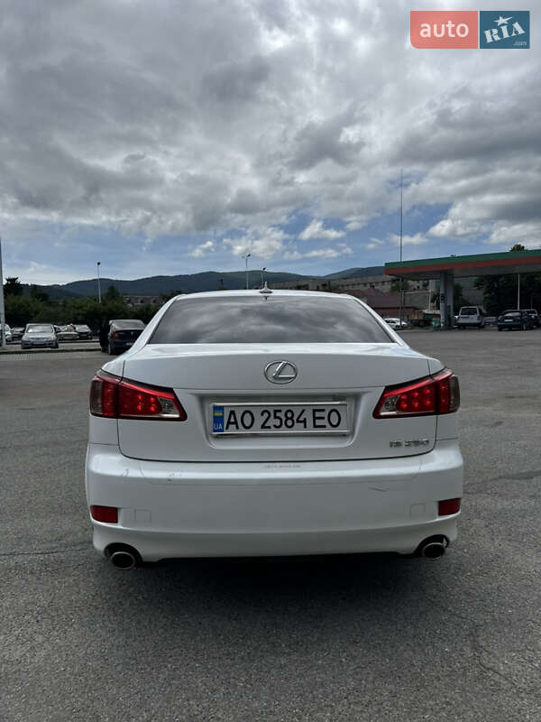 Седан Lexus IS 2010 в Сваляве