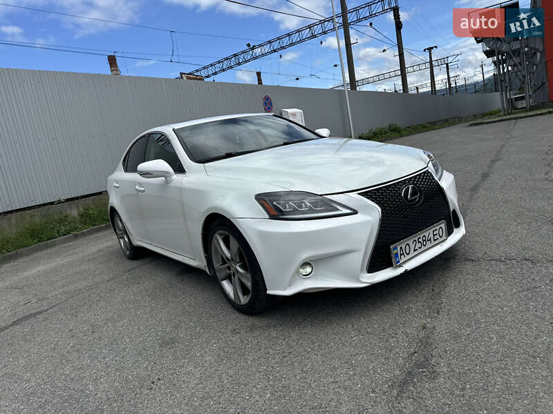 Седан Lexus IS 2010 в Сваляве