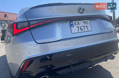 Седан Lexus IS 2022 в 
