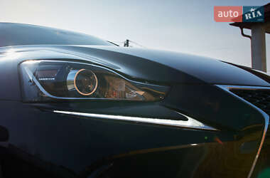 Седан Lexus IS 2020 в 