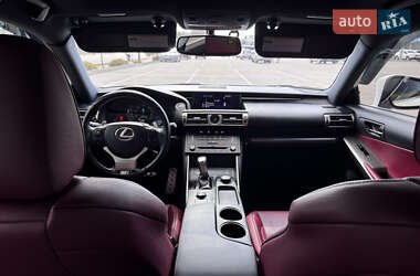 Седан Lexus IS 2015 в 