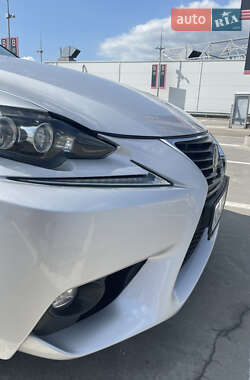 Седан Lexus IS 2015 в 