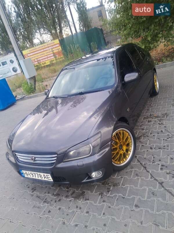 Седан Lexus IS 2000 в 