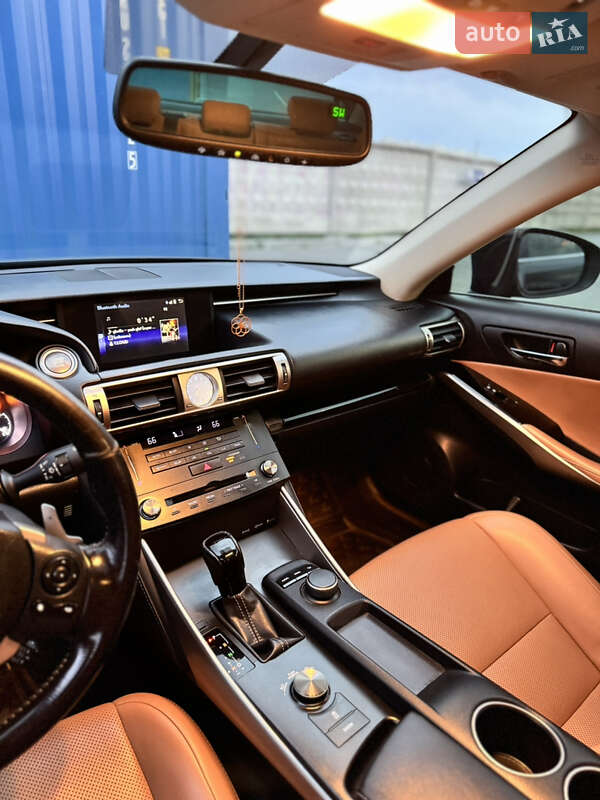 Седан Lexus IS 2015 в Киеве
