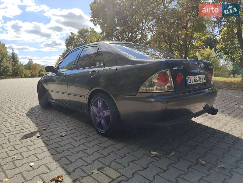 Седан Lexus IS 1999 в Миргороде