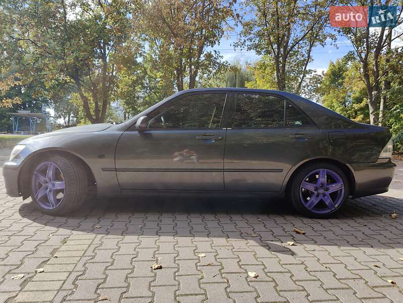 Седан Lexus IS 1999 в Миргороде