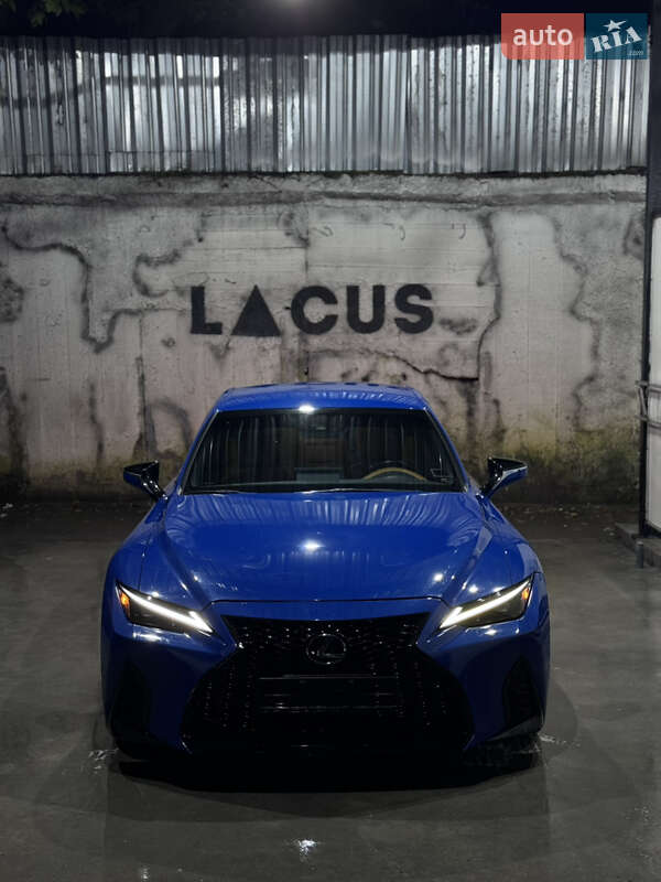 Седан Lexus IS 2021 в 