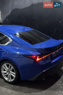 Седан Lexus IS 2021 в 