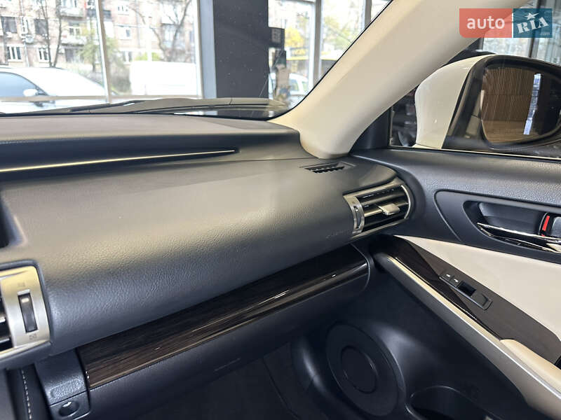 Седан Lexus IS 2015 в Києві