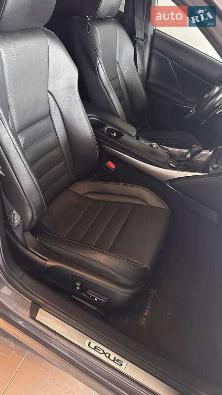 Седан Lexus IS 2015 в Ізмаїлі