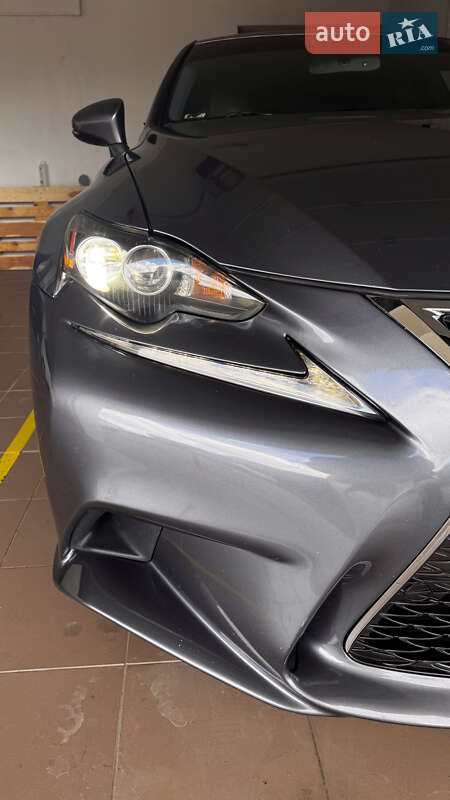 Седан Lexus IS 2015 в Ізмаїлі