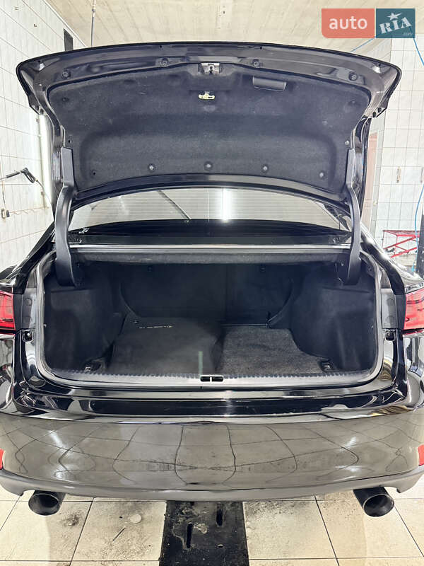 Седан Lexus IS 2013 в Никополе