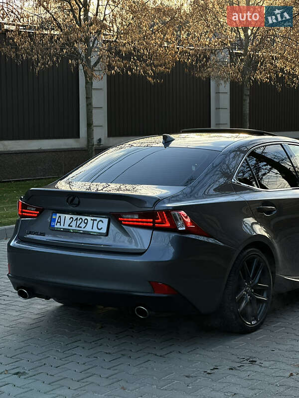 Седан Lexus IS 2013 в Буче