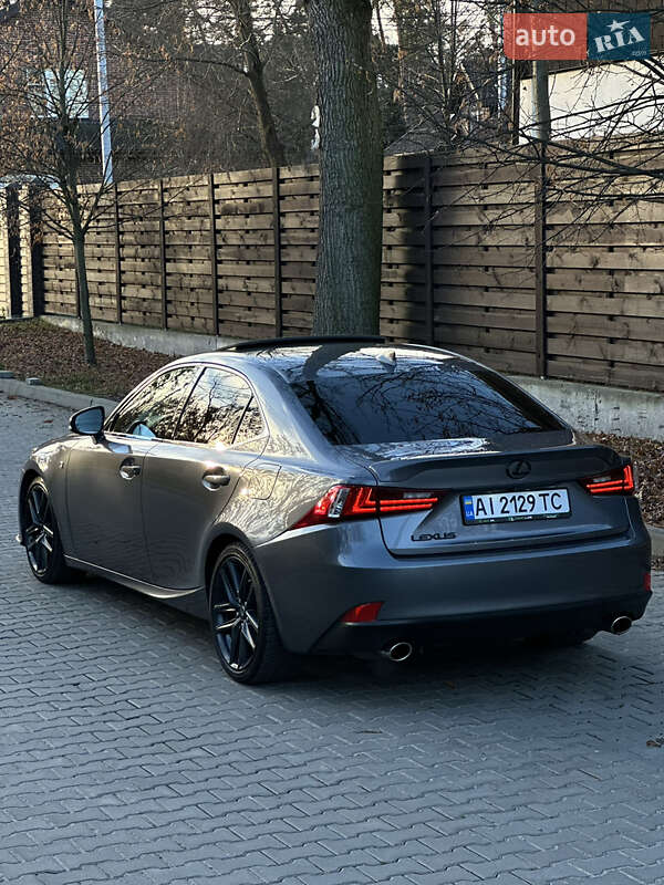 Седан Lexus IS 2013 в Буче