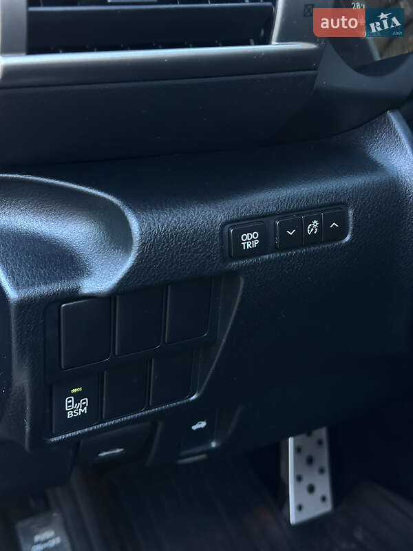 Седан Lexus IS 2013 в Буче