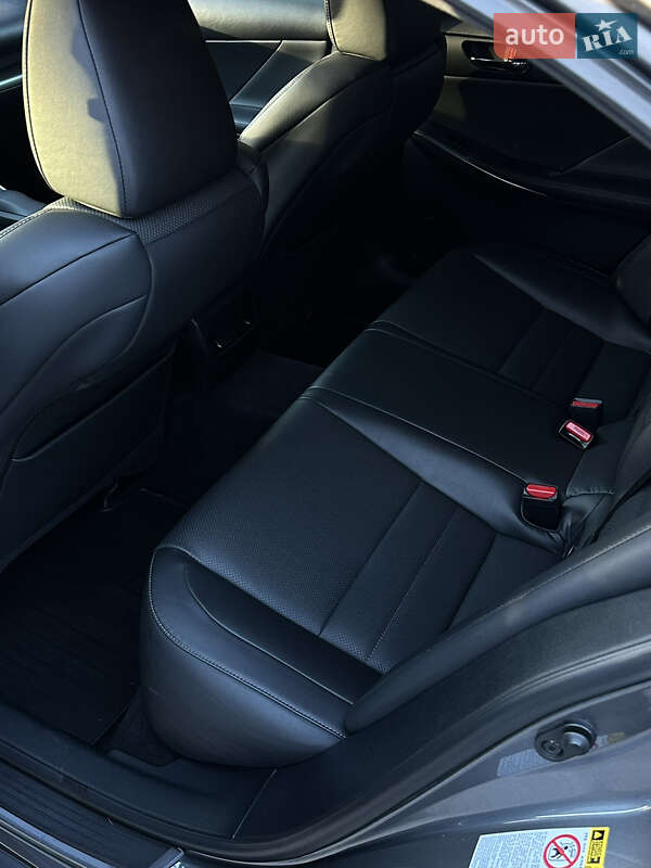 Седан Lexus IS 2013 в Буче